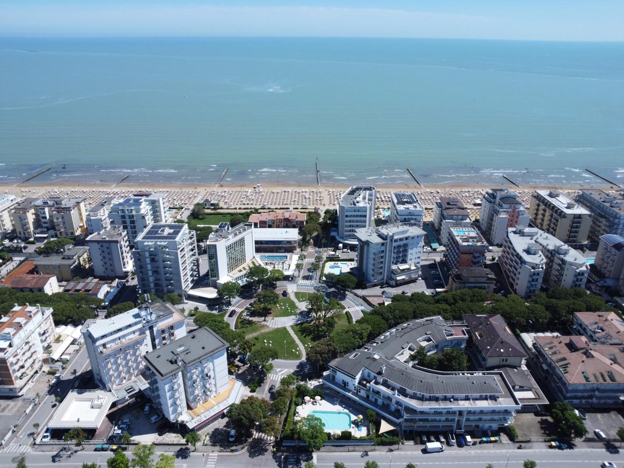 Family Hotel Alexander - Azzurro Club Lido di Jesolo Bagian luar foto